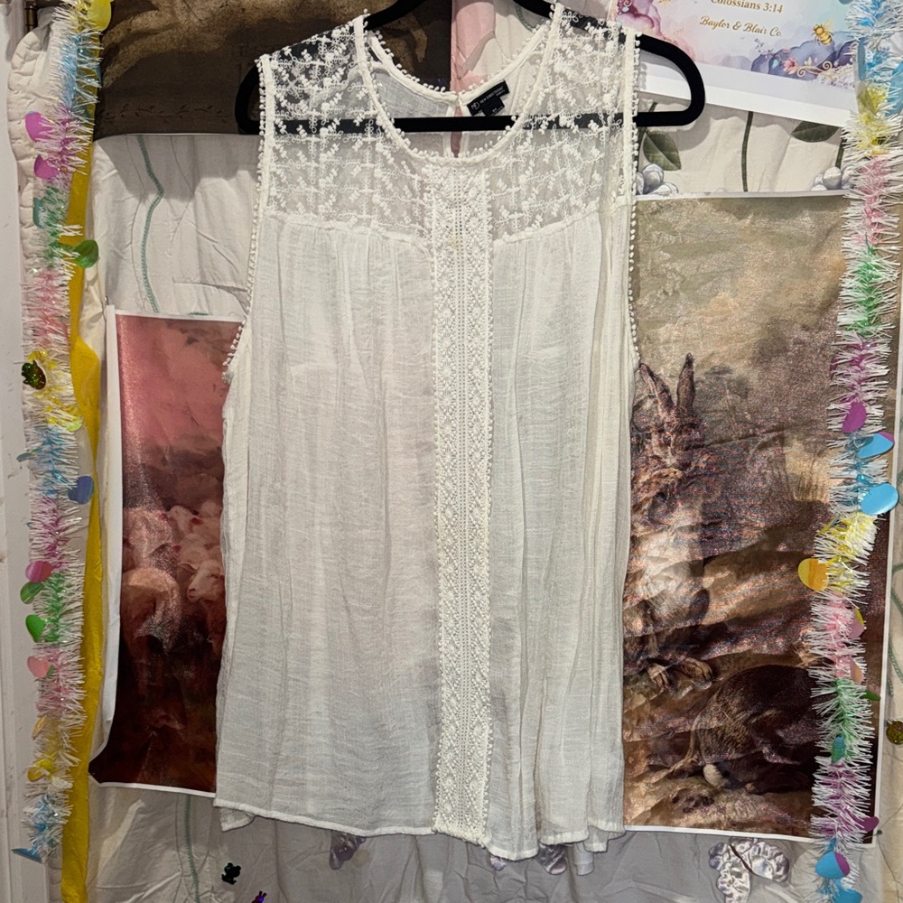 NWT New directions (3x) runs small White Lace Yoke Sleeveless Blouse